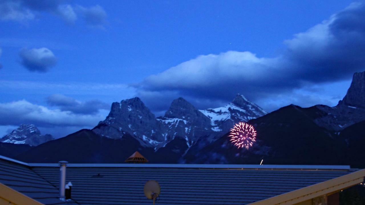 Downtown Loft, Mountain Views, Fireplace, Couple'S Retreat, Walker'S Paradise Canmore Luaran gambar